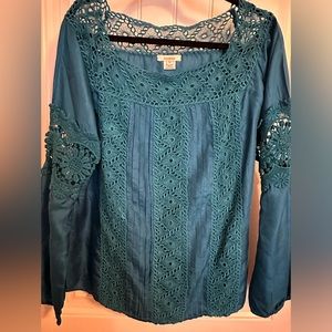 XL Blue Sundance top. Embroidered with detailed sleeves.
